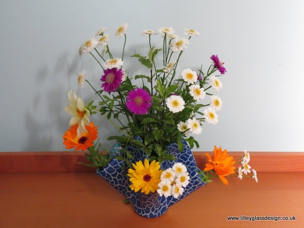 Red and Black Crackle Folded Flower Vase - Image 3